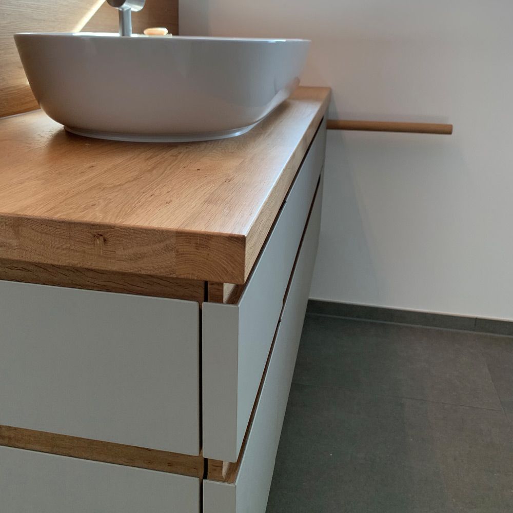 Eichenholz-Waschtischplatte mit weißem Aufsatzwaschbecken und Griffleiste aus Holz