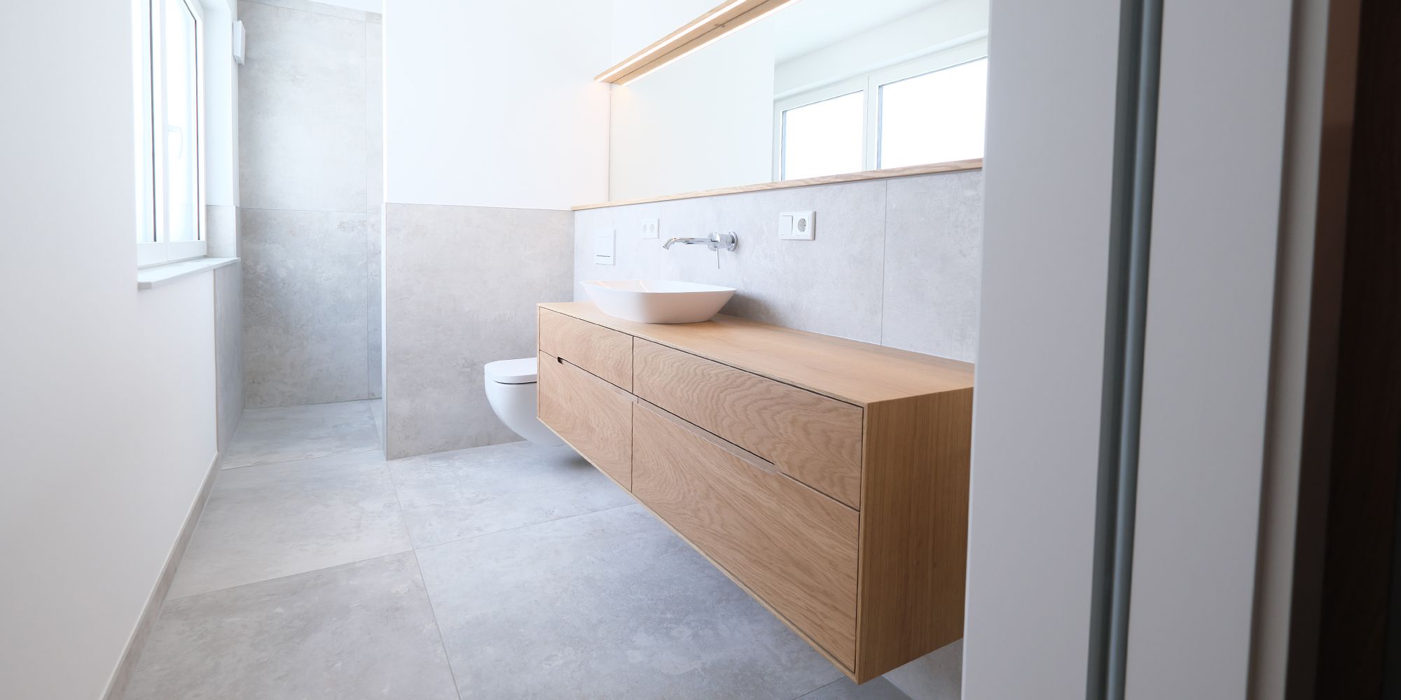 Grifflose Eichen-Waschtischkommode mit Aufsatzwaschbecken, Hänge-WC und begehbarer Dusche