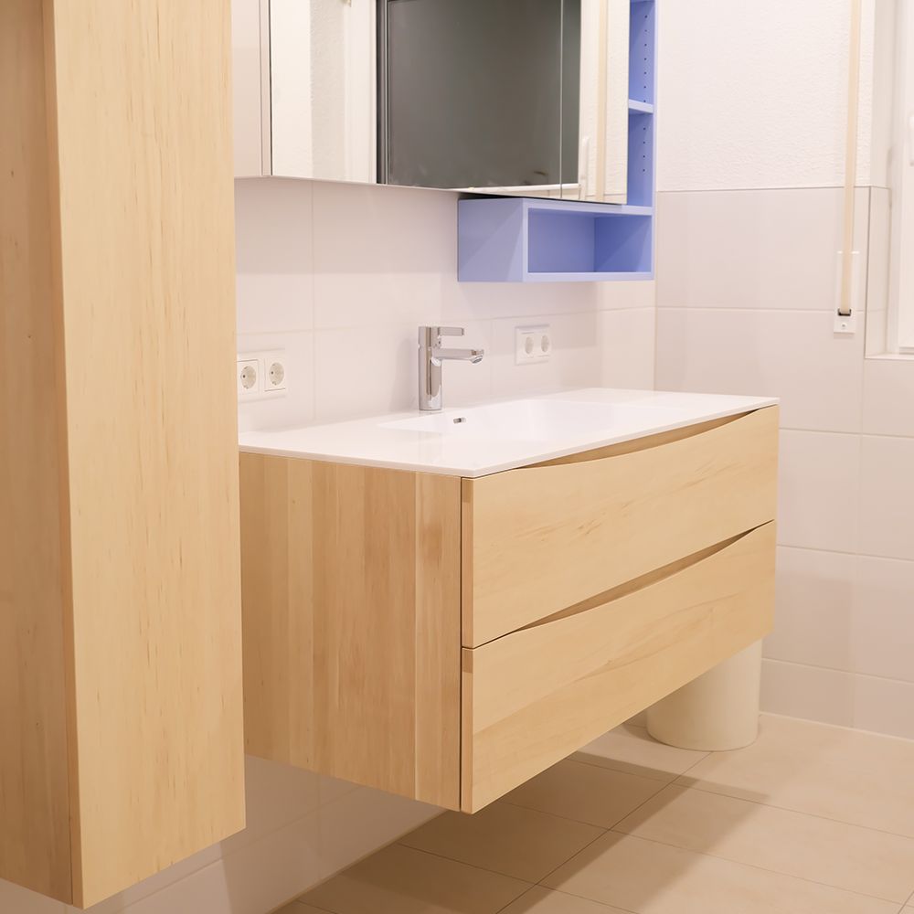 Heller Waschtisch mit Spiegelschrank und blau lackiertem Regalfach, passendem Hochschrank aus Massivholz