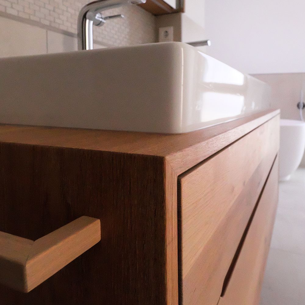 Waschtisch aus Eiche mit keramischem Aufsatzbecken und massivem Holzgriff, Bidet im Hintergrund