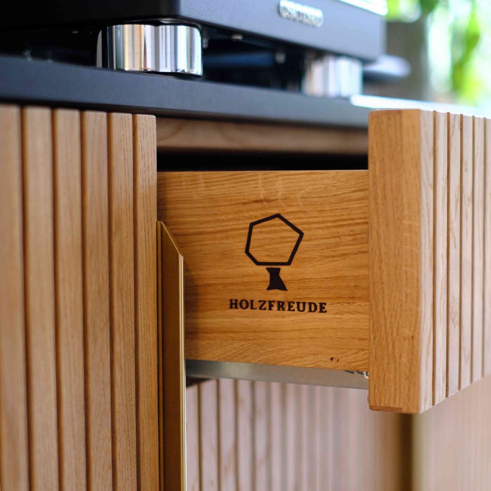 Coffeepoint mit Lamellenfront aus Eiche und geöffneter Schublade mit eingebranntem Holzfreude-Logo
