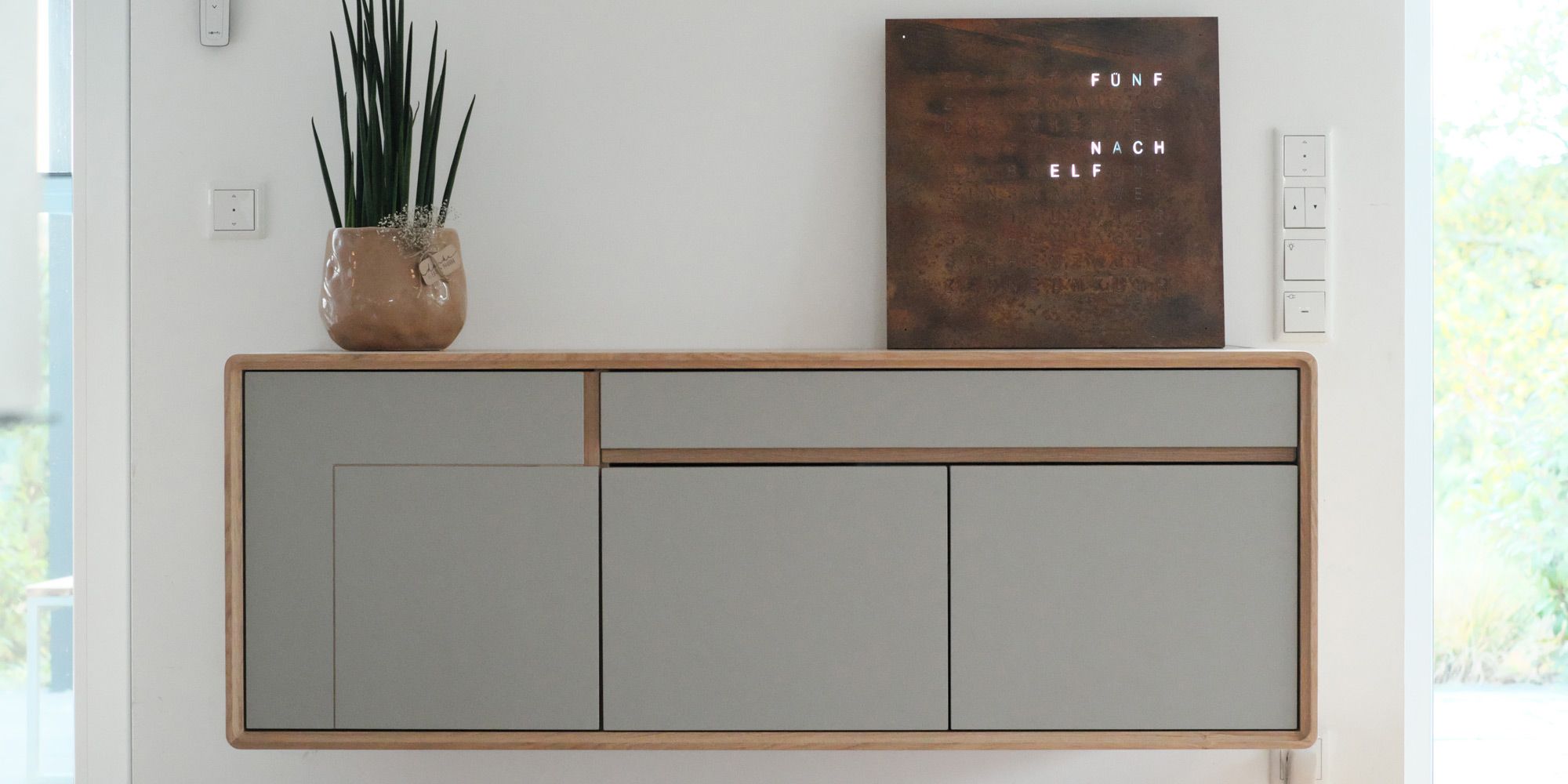 Frontalansicht schwebendes Sideboard aus Eiche mit graugrünen Linoleum-Fronten