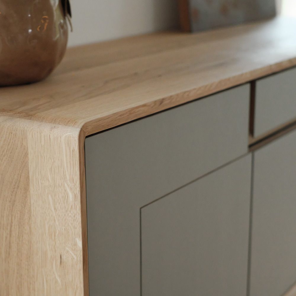 Sideboard-Detail: abgerundete Eichenkante trifft auf graue Linoleumfront, filigrane Fugen