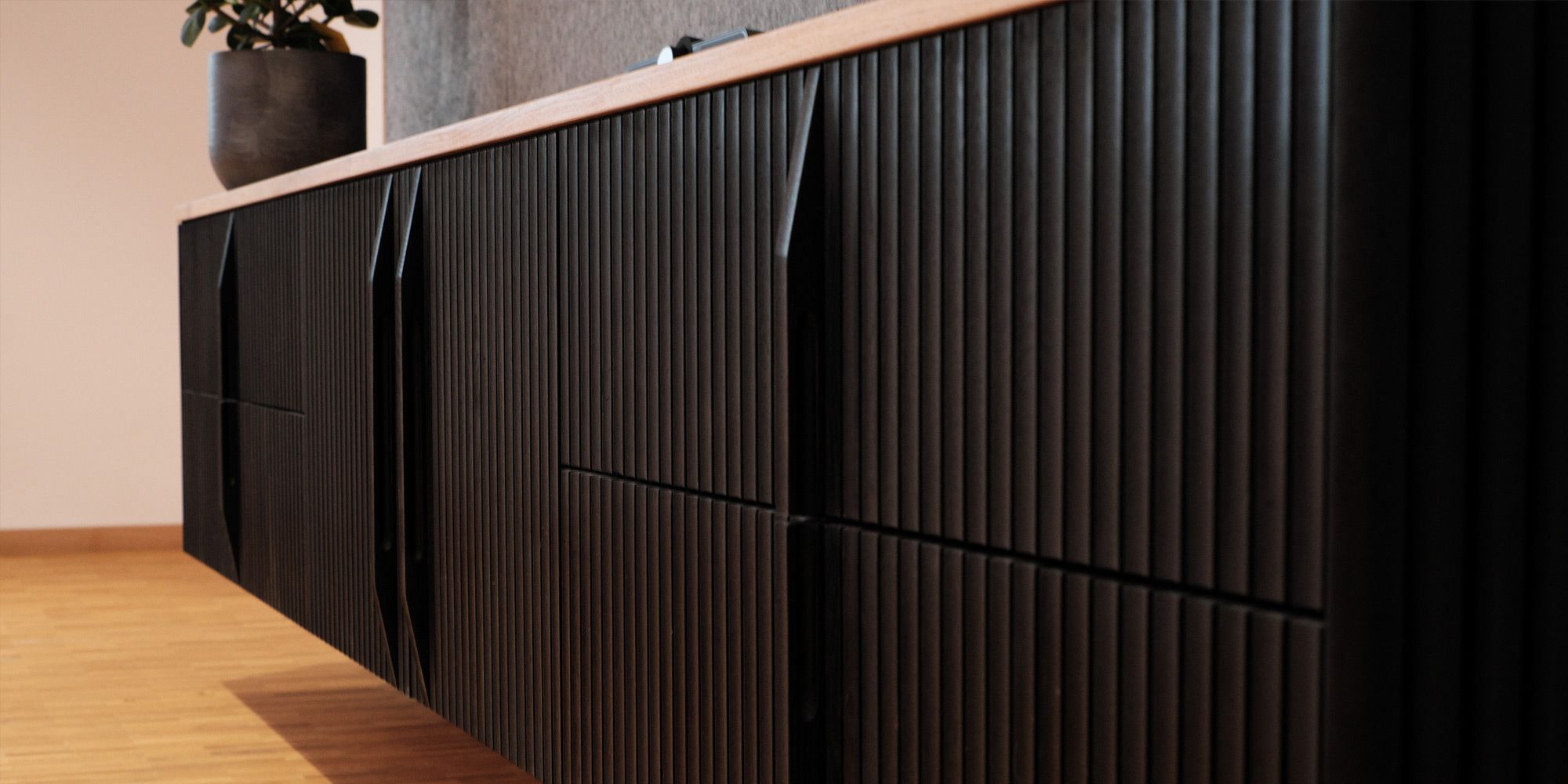Langes Sideboard mit schwarzer Lamellenfront und Eichenplatte, Rubio Monocoat Oberfläche