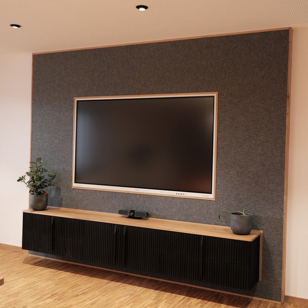TV-Wand mit grauer Akustikfilzpaneele in Eichenrahmen und schwebendem Sideboard mit Lamellenfront