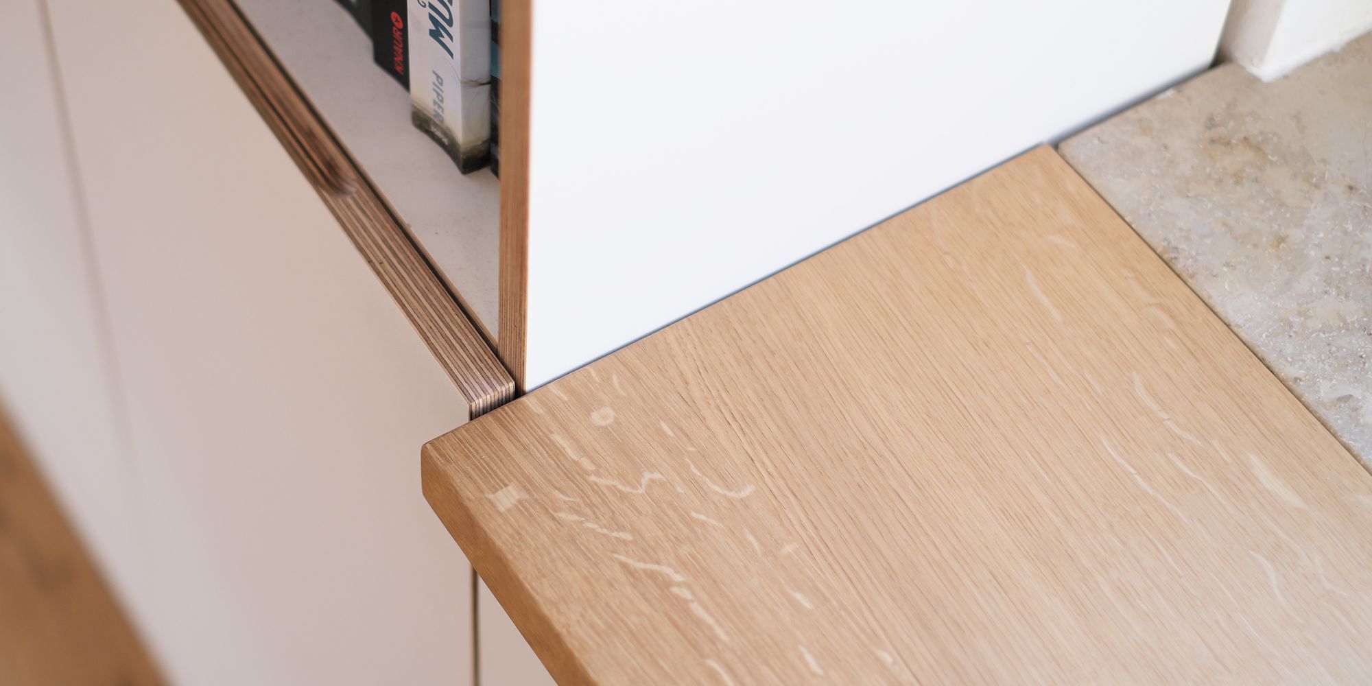 Detailaufnahme Eichenholz-Sitzfensterbank trifft auf weißlackierten Multiplex-Einbauschrank