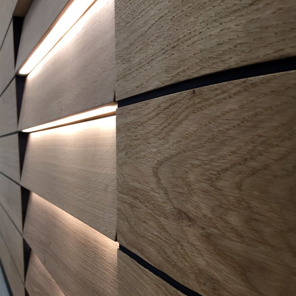 Runde Eichenholz-Front mit horizontalen LED-Lichtstreifen und feiner Maserung im Detail