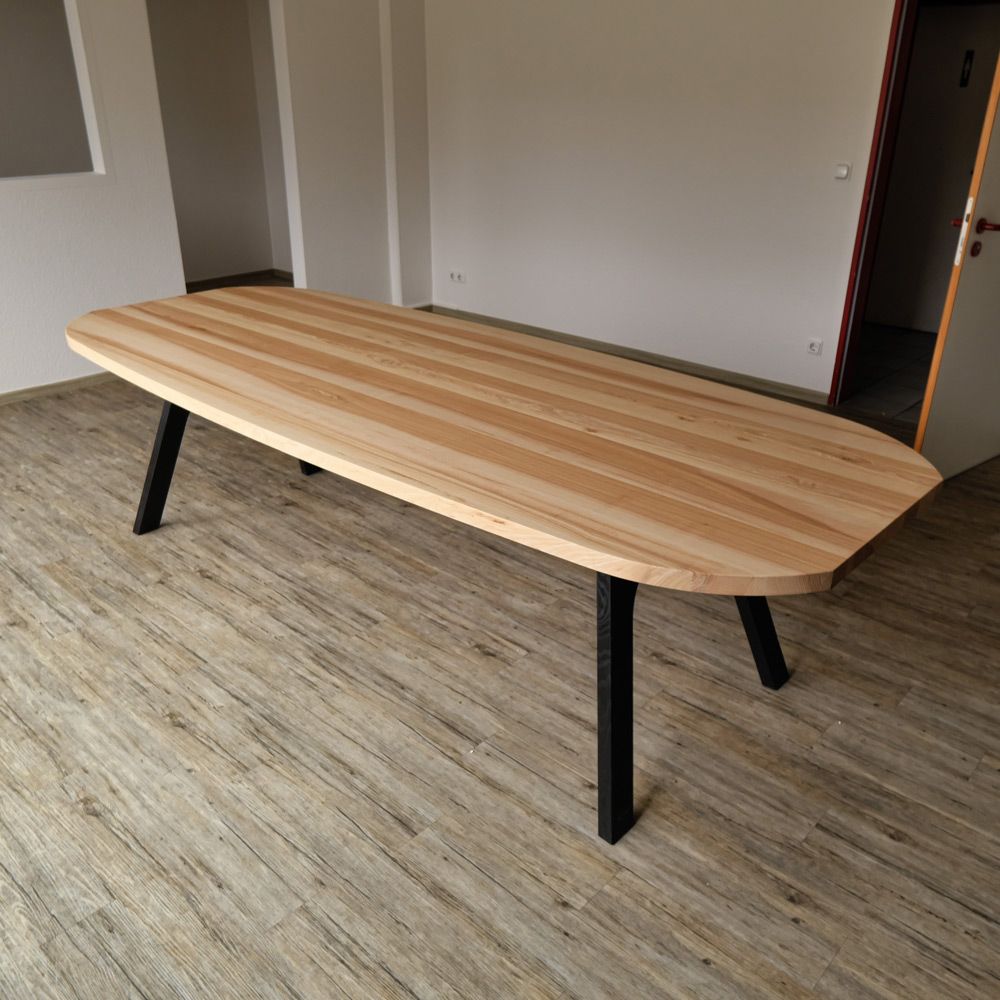 Massivholztisch aus Esche in Bootsform mit schlanken schwarzen Metallbeinen