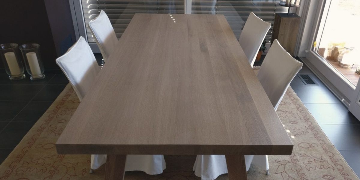 Tischplatte aus weiß geölter Massivholz-Eiche mit sichtbarer Maserung, Ansicht von oben