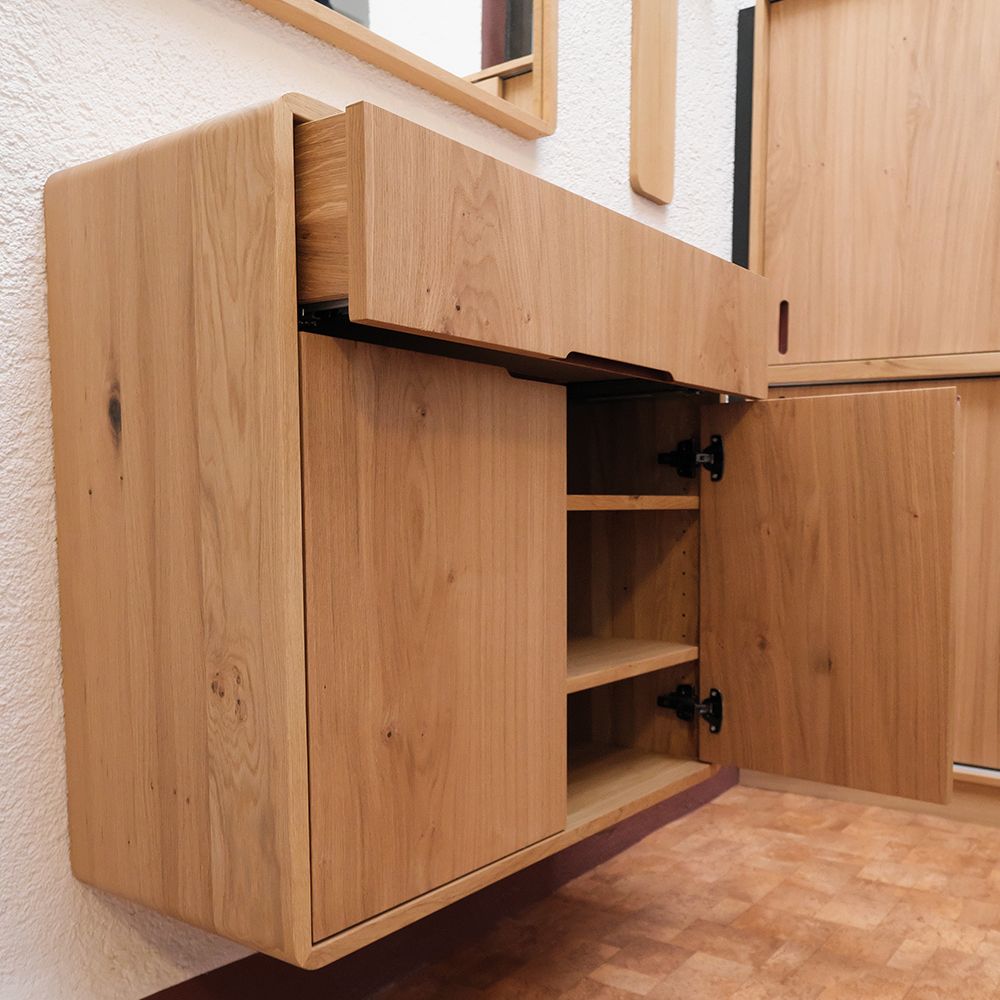 Schwebendes Eichen-Sideboard in der Garderobe mit geöffneter Schublade und Tür, Massivholz mit Ästen