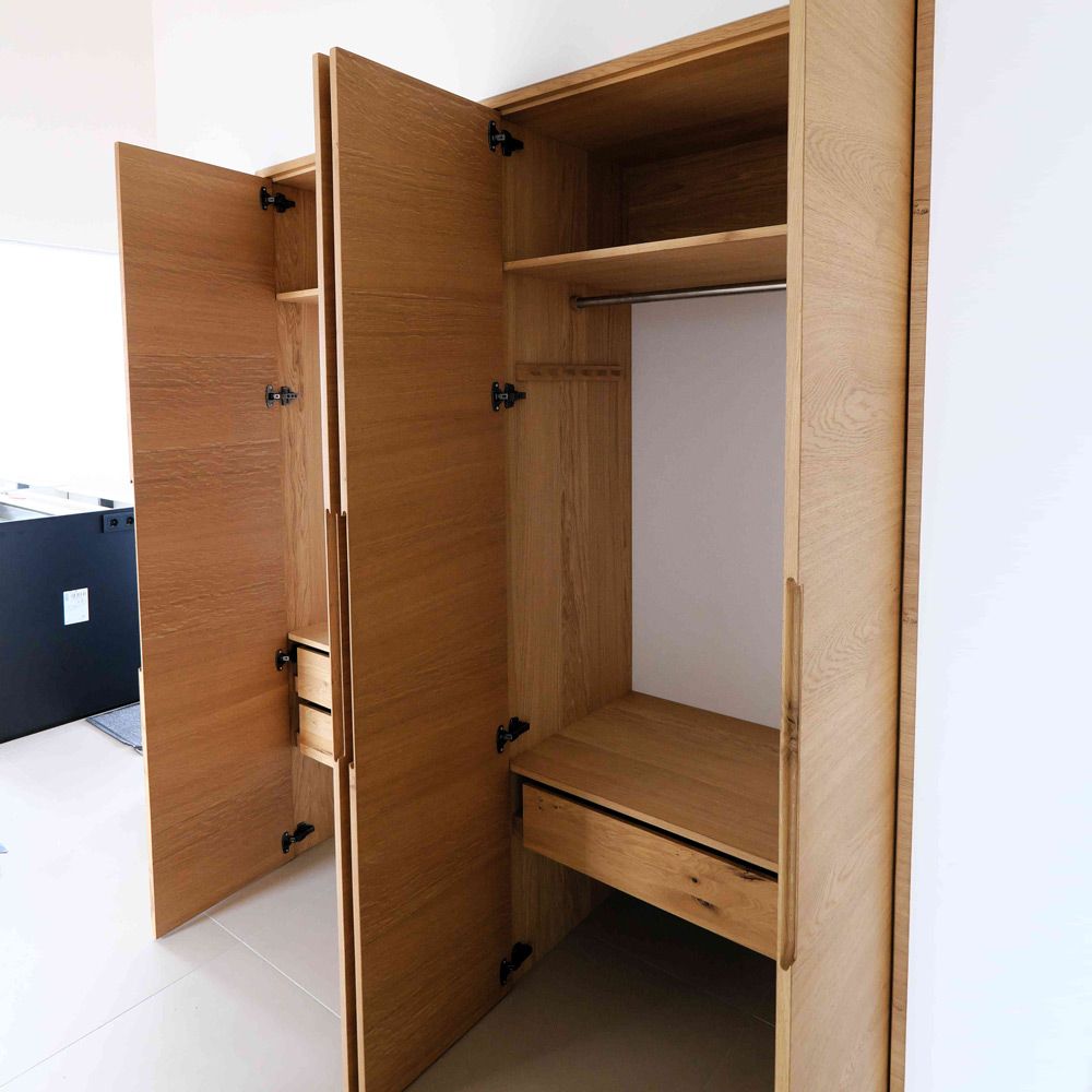 Geöffneter Massivholz-Kleiderschrank aus Eiche mit Kleiderstange, Ablage und Schublade