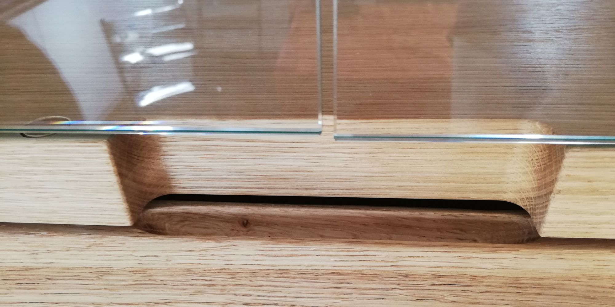 Grifffräsung aus Eiche mit Glasboden an einer individuell gefertigten Hausbar, Detailaufnahme