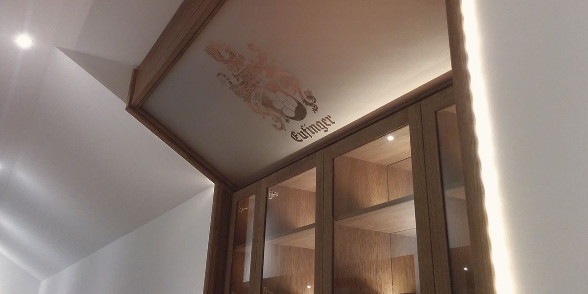 Maßgefertigte Hausbar aus Eiche mit Glasfronten und LED-Beleuchtung unter der Dachschräge