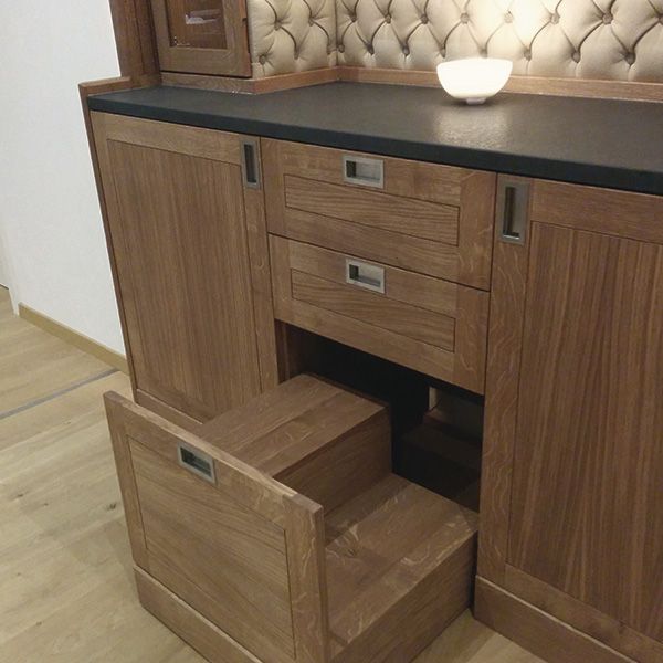 Hausbar-Unterschrank aus Eiche mit Natursteinplatte, Schubladen und ausziehbarer Trittstufe