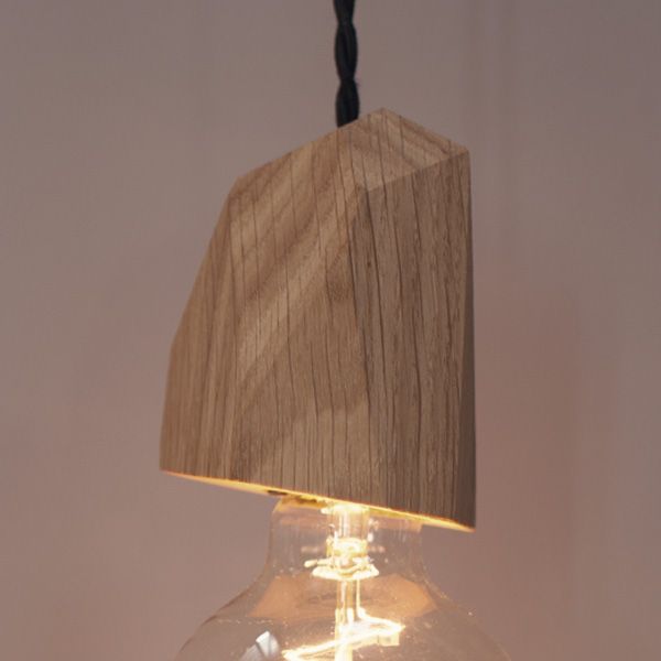 Facettierter Massivholzkopf der Pendelleuchte Fitis mit feiner Holzmaserung im Nahdetail