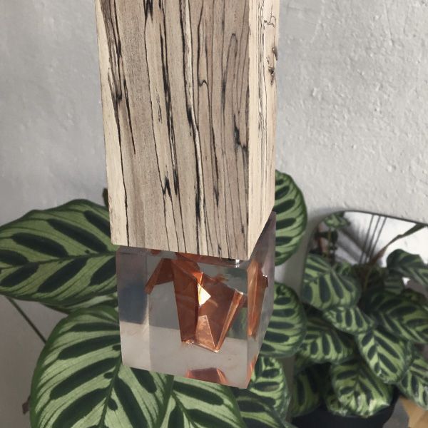 Design-Holzlampe Zilpzalp mit markanter Maserung und leuchtendem Kupferelement im Glassockel