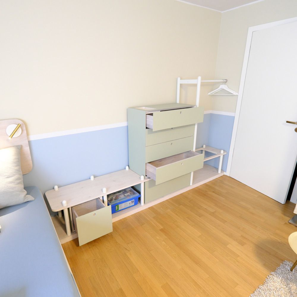 Jugendzimmer-Sideboard mit salbeigrünen Schubladen und Kleiderstange, geöffnete Schubfächer sichtbar