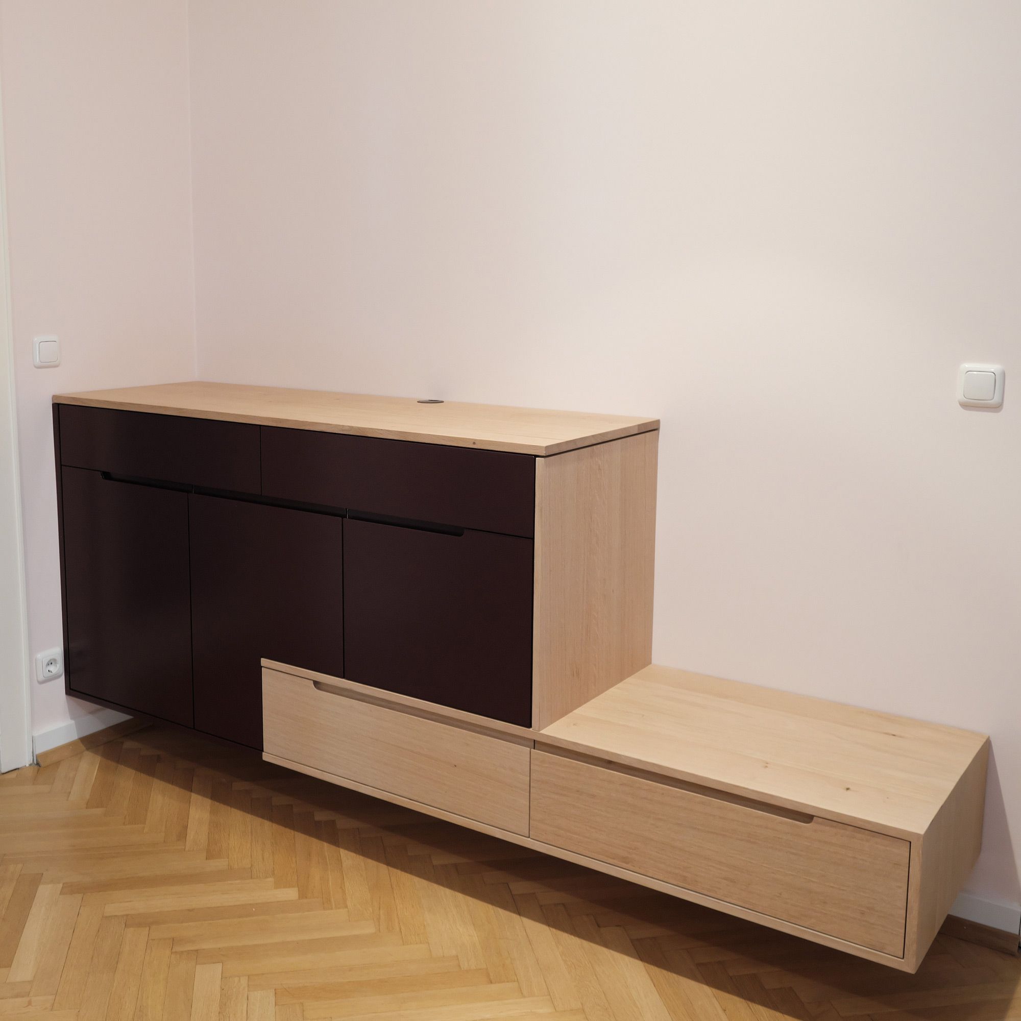 Schwebendes Sideboard in Aubergine und Eiche mit integrierter Sitzbank auf Fischgrätparkett