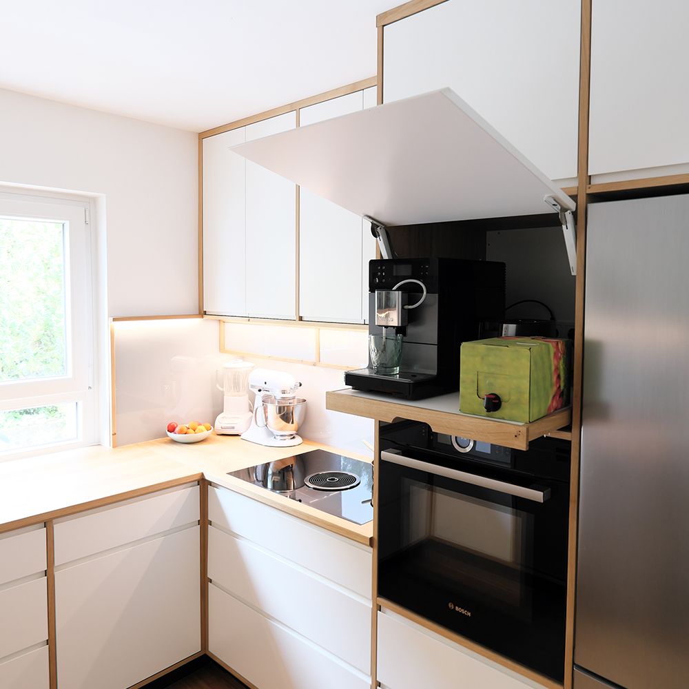 Moderne Küche in Weißlack mit Eichenkanten und ausklappbarem Fach für Kaffeevollautomat