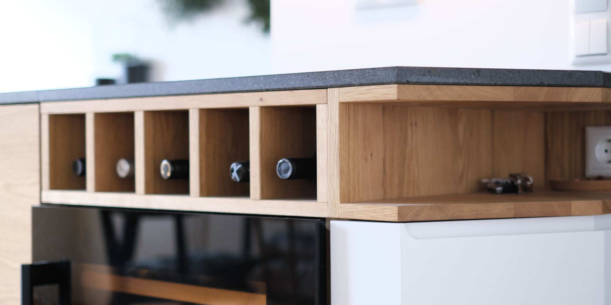 Fünf Weinfächer aus massiver Eiche mit Steinarbeitsplatte und Weinkühlschrank