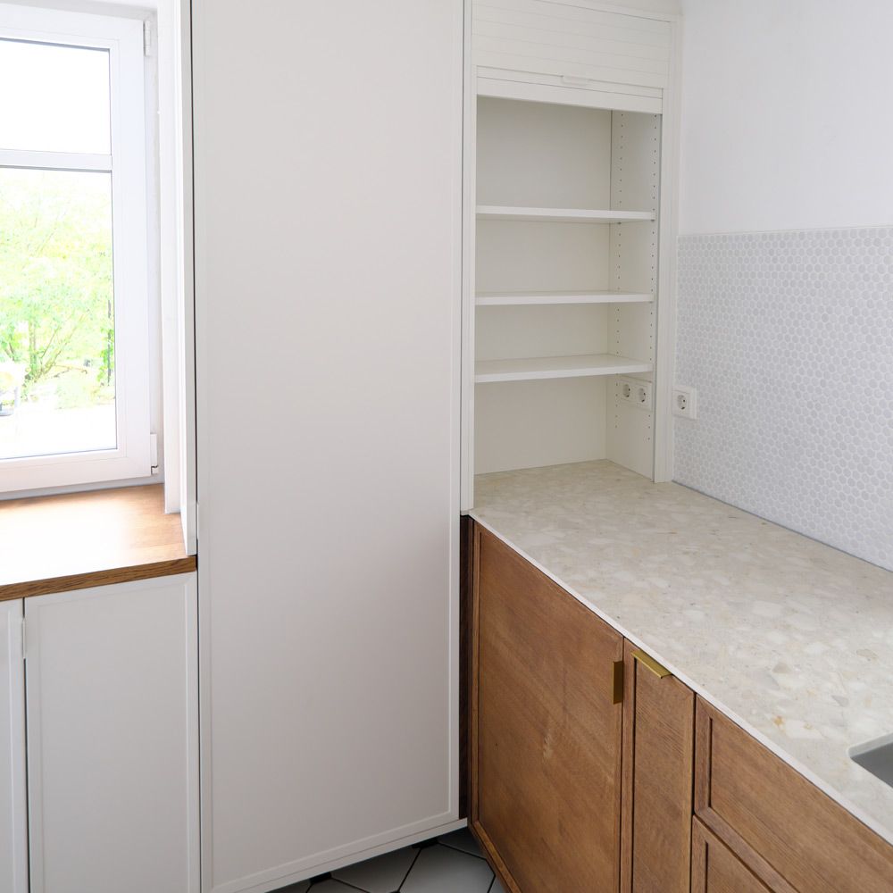 Küchenzeile mit weißem Rolladenschrank, offenem Regal und Eiche-Unterschrank mit Terrazzo-Arbeitsplatte