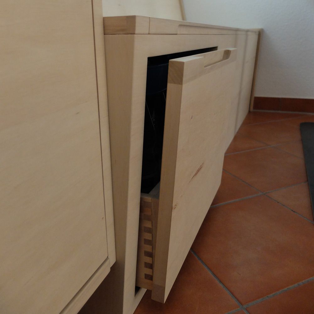 Detailaufnahme einer Hainbuche-Sitzbank mit sichtbarer Zinkung und offenem Innenfach