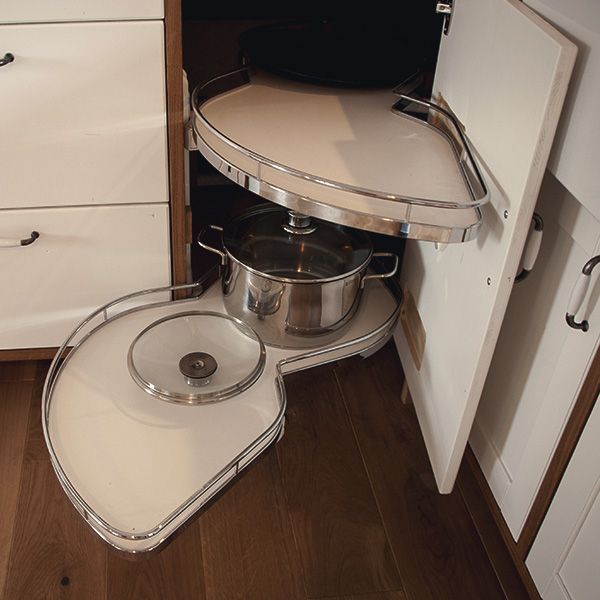 Eckschrank mit ausgezogenem Schwenkauszug und Topf zeigt platzsparende Stauraumlösung in der Küche