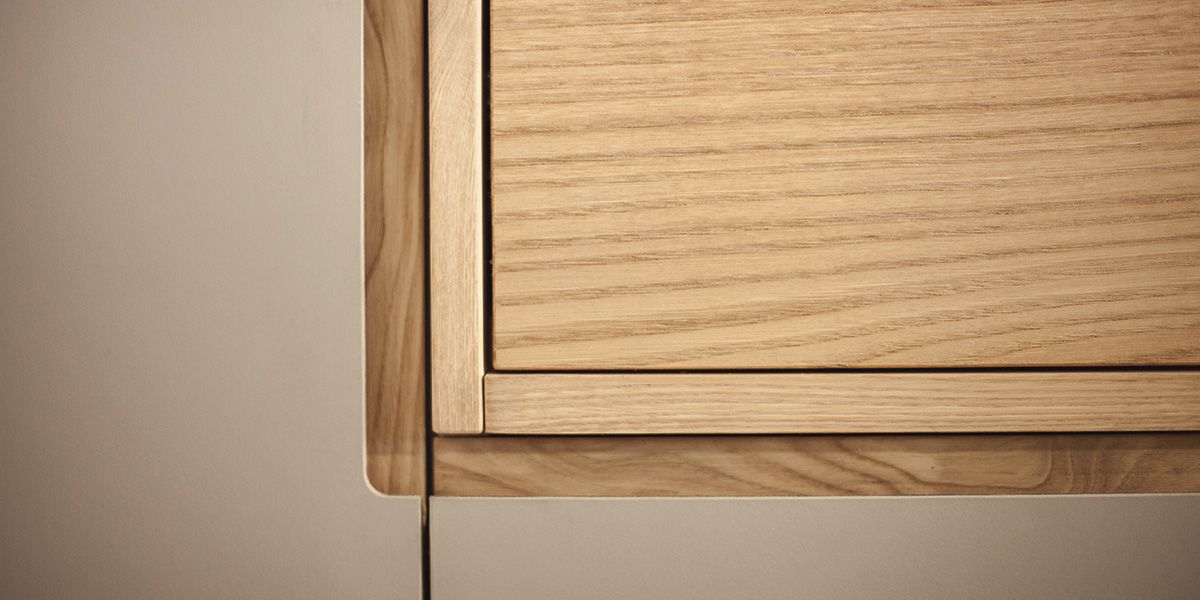 Nahaufnahme des präzisen Eckdetails einer Massivholz-Rahmenfront mit sichtbarer Fügung