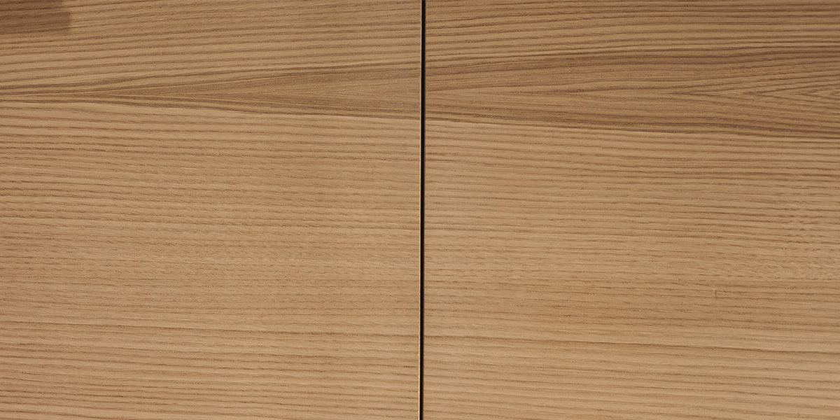 Nahaufnahme heller Eichenholz-Maserung an bündig gefügten Küchenfronten aus Massivholz