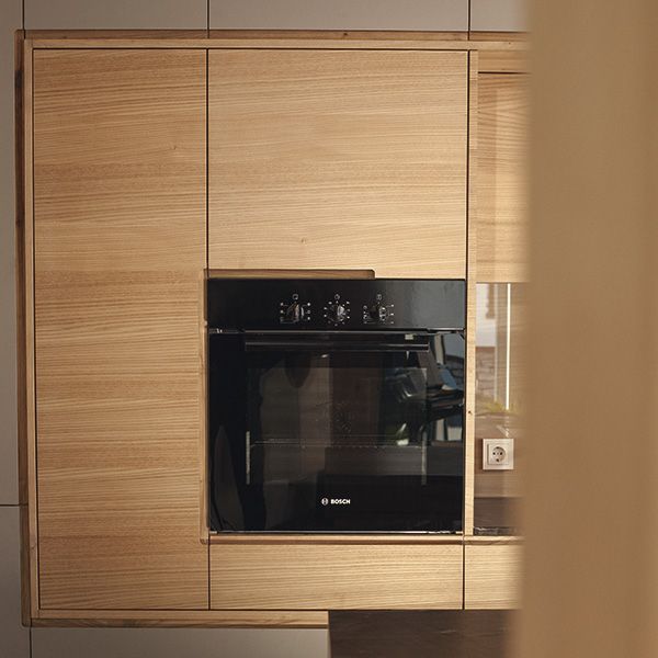 Bosch-Einbaubackofen im hellen Eichenholz-Hochschrank einer Massivholzküche