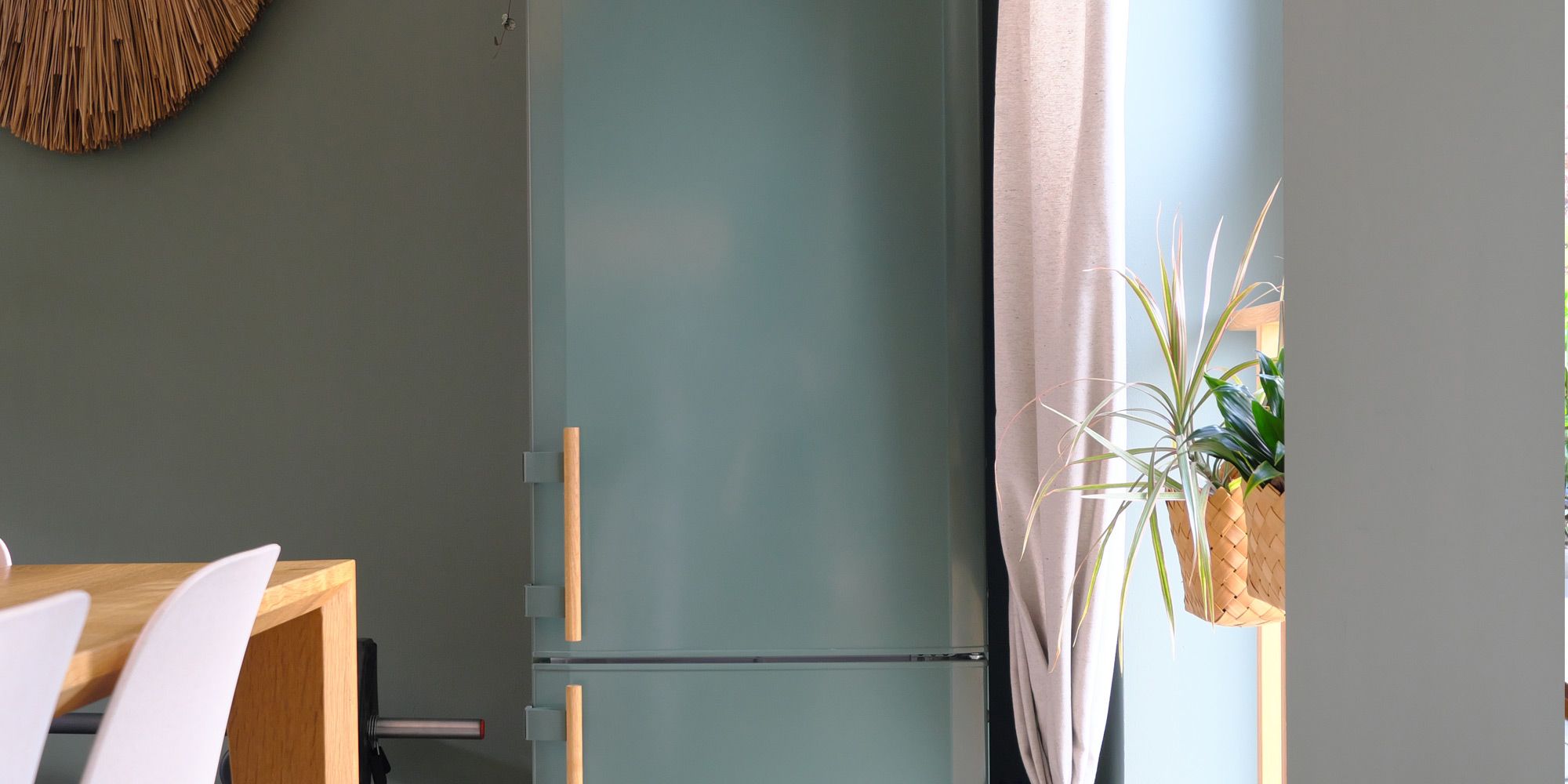 Kühlschrank-Makeover mit mattgrüner Glasfront und Eichenholz-Griffen in gemütlicher Küche