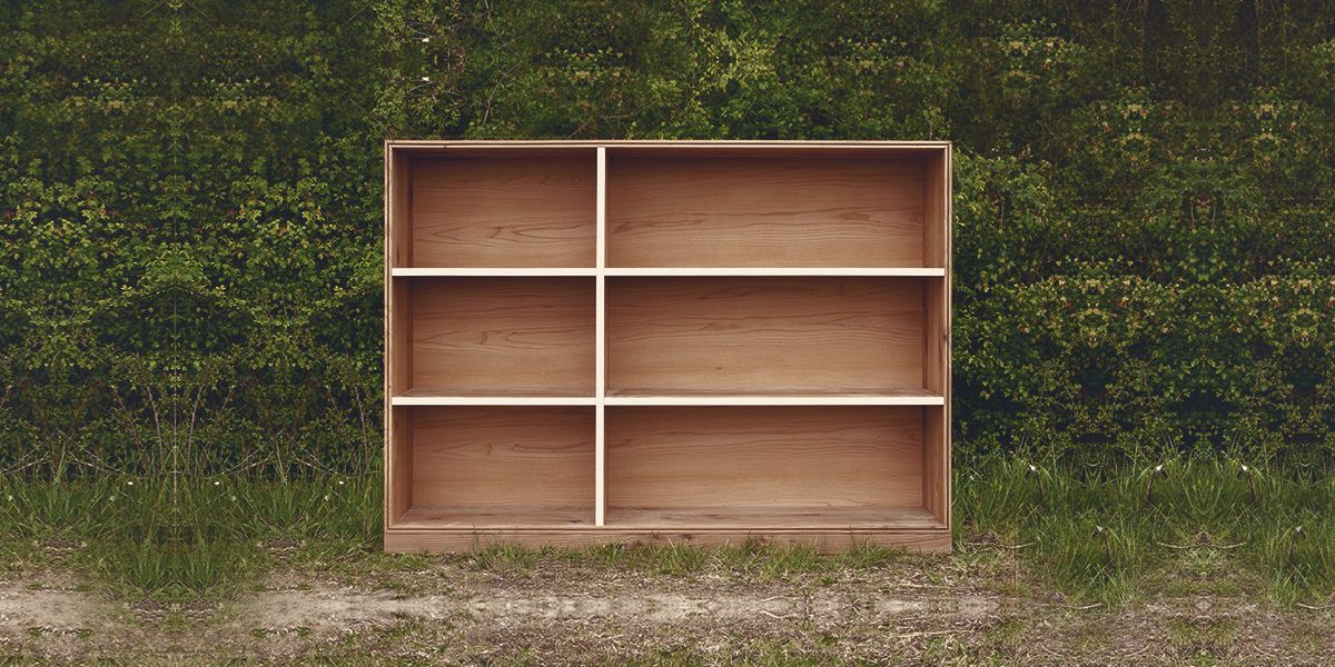 Offenes Bücherregal aus Massivholz mit sechs Fächern, freigestellt vor Naturkulisse