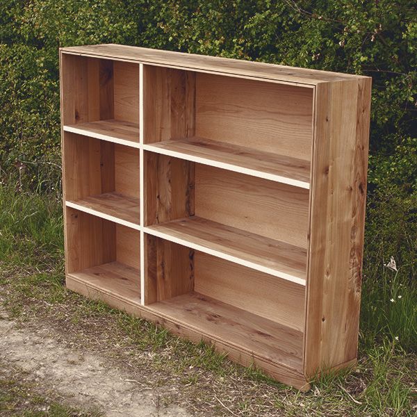 Offenes Bücherregal aus Massivholz mit sechs Fächern, freigestellt im Grünen fotografiert