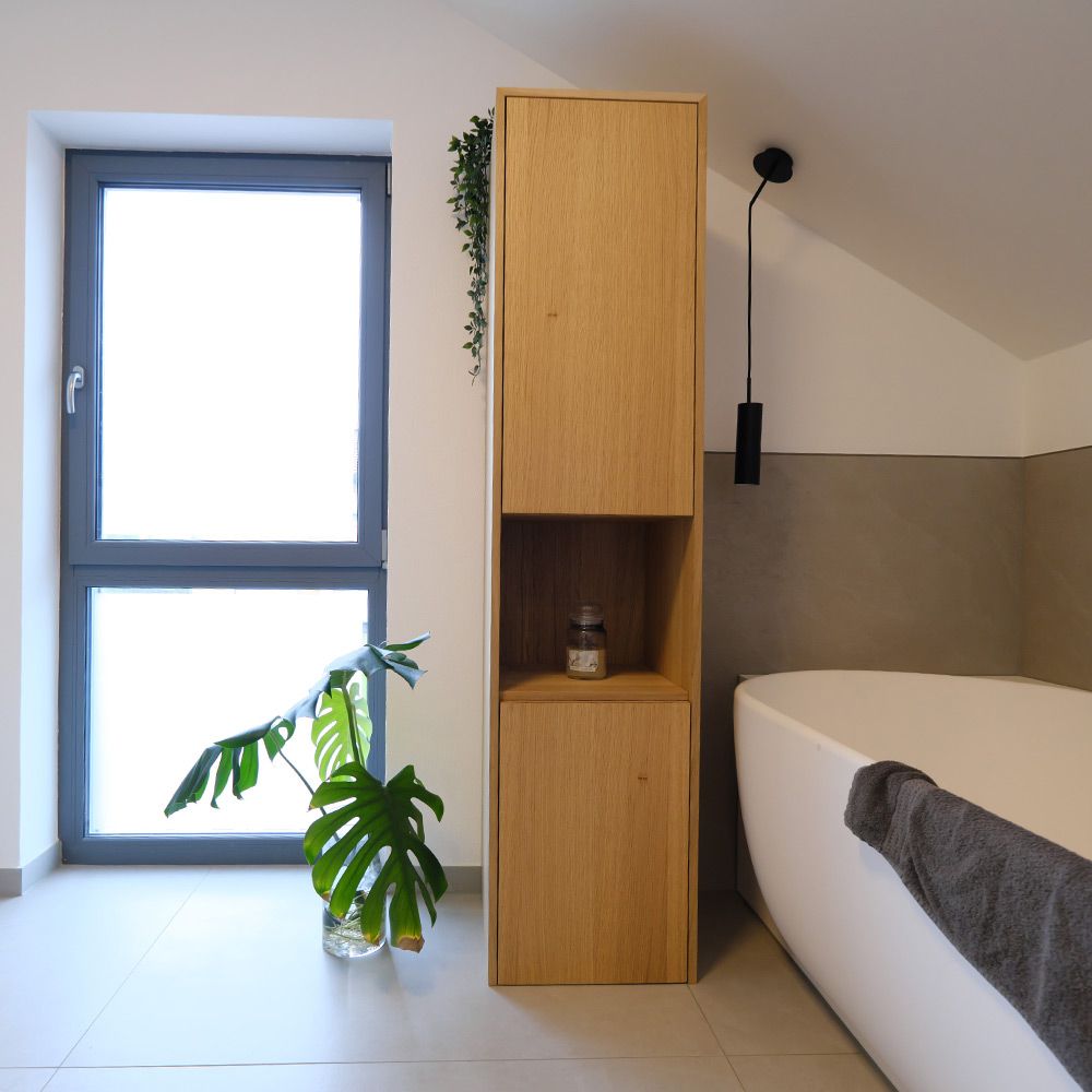 Schmaler Eichenholz-Hochschrank mit offenem Fach neben freistehender Badewanne im Badezimmer