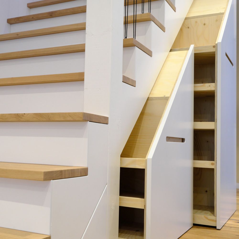 Weiß lackierte Treppe mit Eichenstufen und ausziehbarem Stauraum-Schrank unter der Treppe