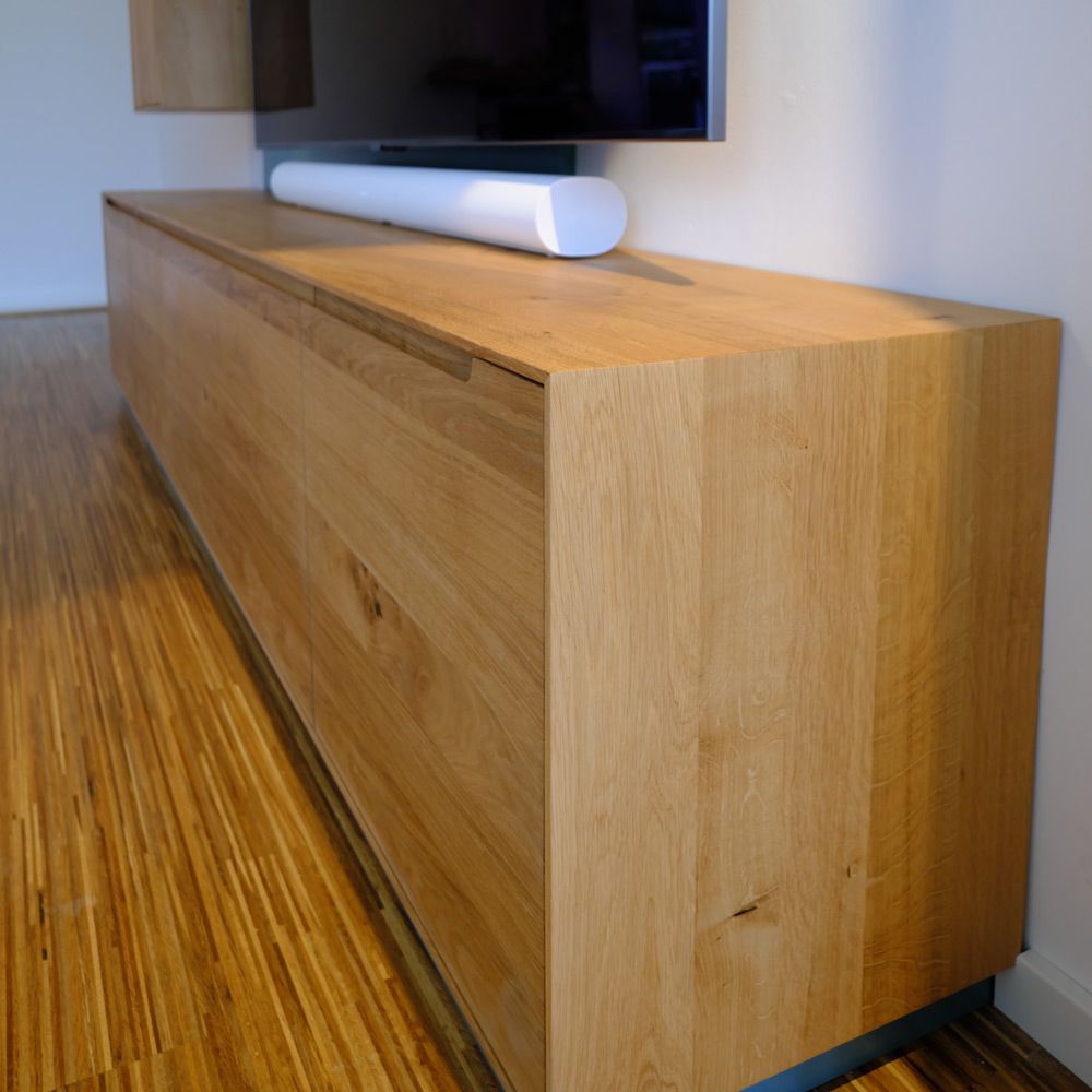 Modernes Eichen-Sideboard mit Griffleiste als TV-Lowboard im hellen Wohnzimmer