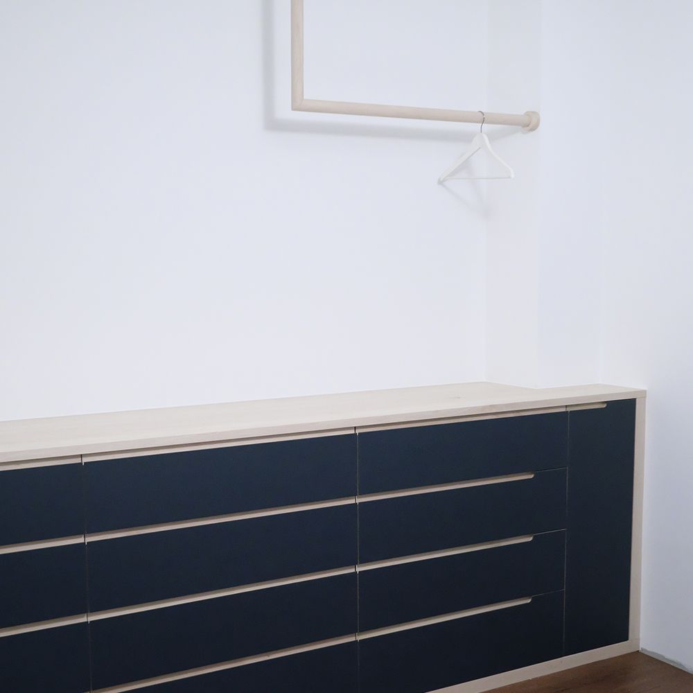Langes Sideboard aus Hainbuche mit dunkelblauer Linoleumfront und integrierter Garderobenstange