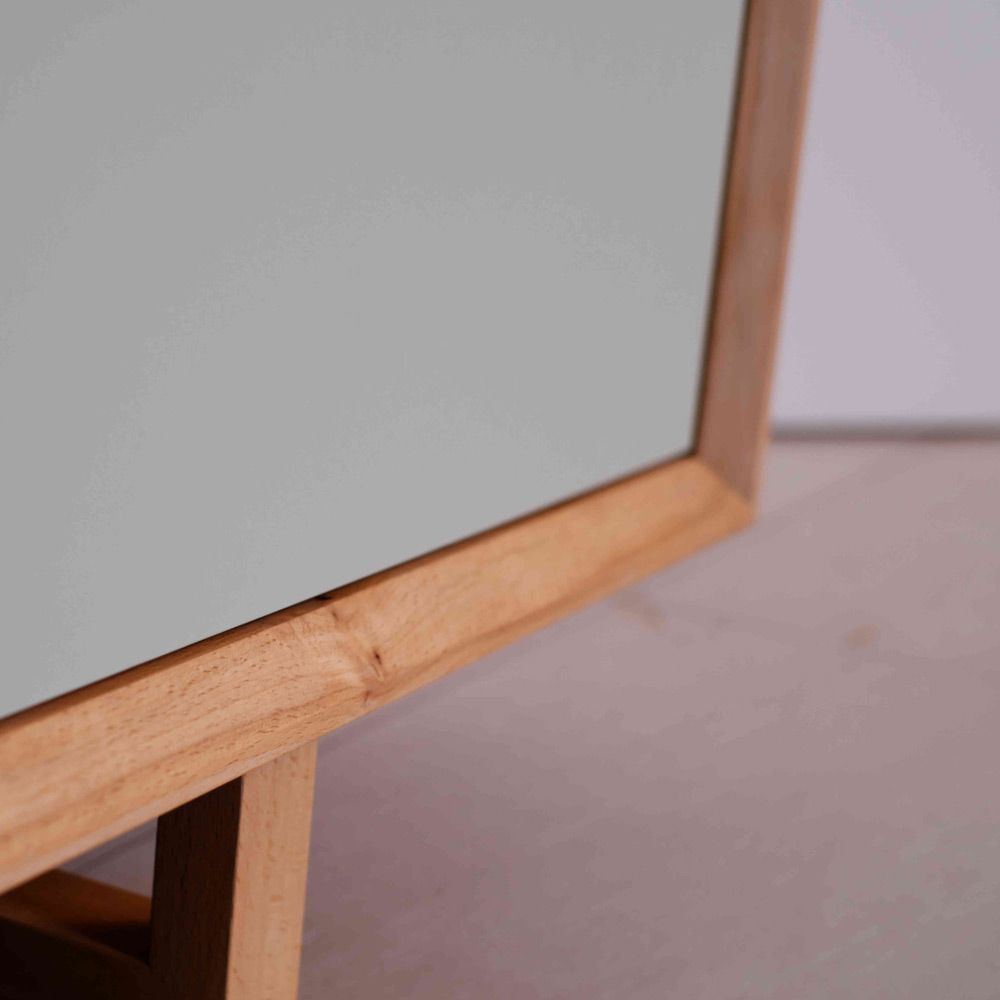Detailaufnahme einer Sideboard-Ecke aus Kernbuche mit hellgrauer Linoleumfront und feiner Gehrung
