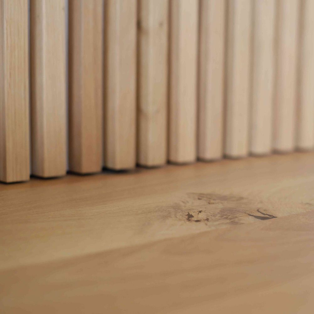 Nahaufnahme einer Eiche-Lamellenwand mit runden Lamellenstäben und sichtbarer Holzmaserung