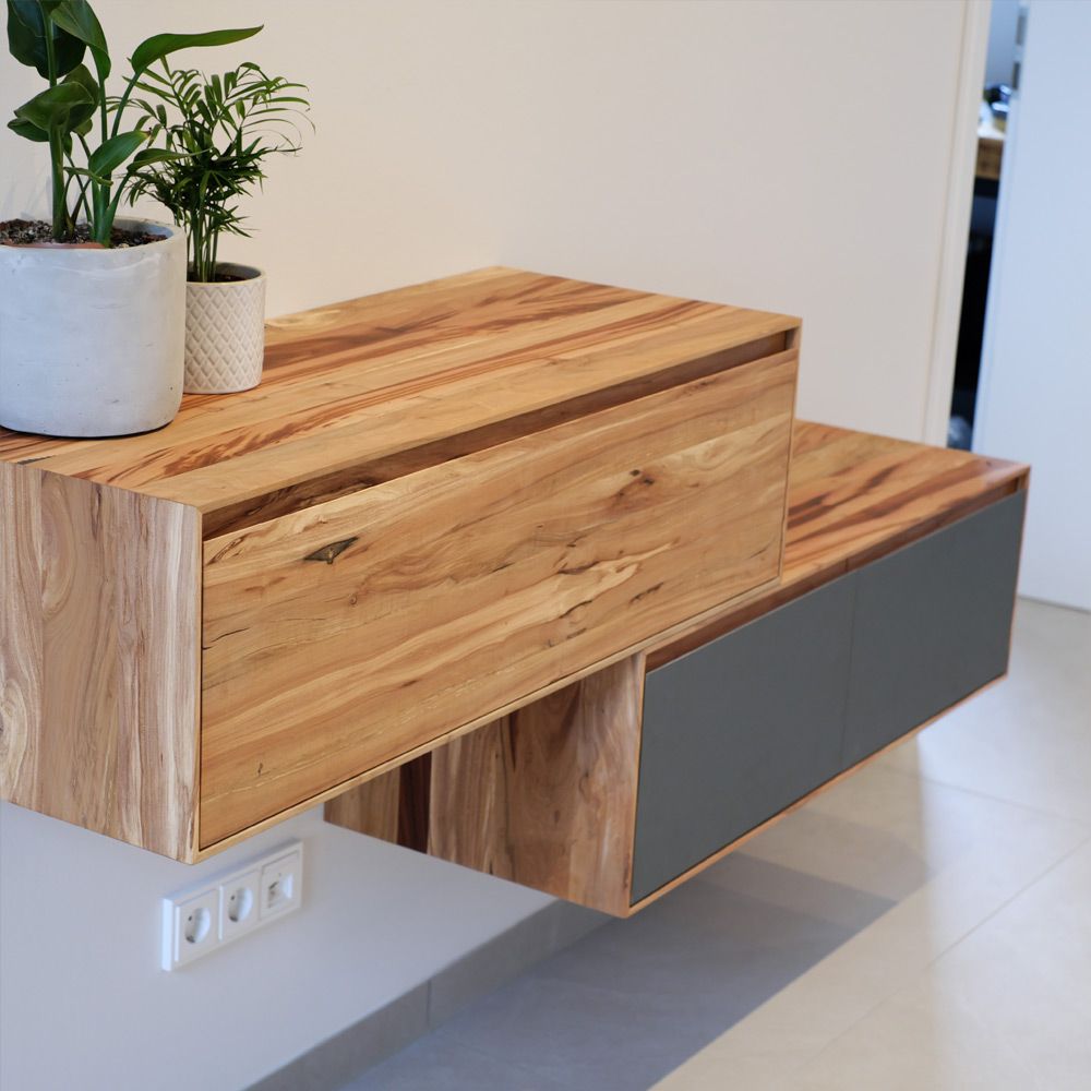Schwebendes Obstbaumholz-Sideboard mit grauer Linoleumschublade, markante Maserung im Flur