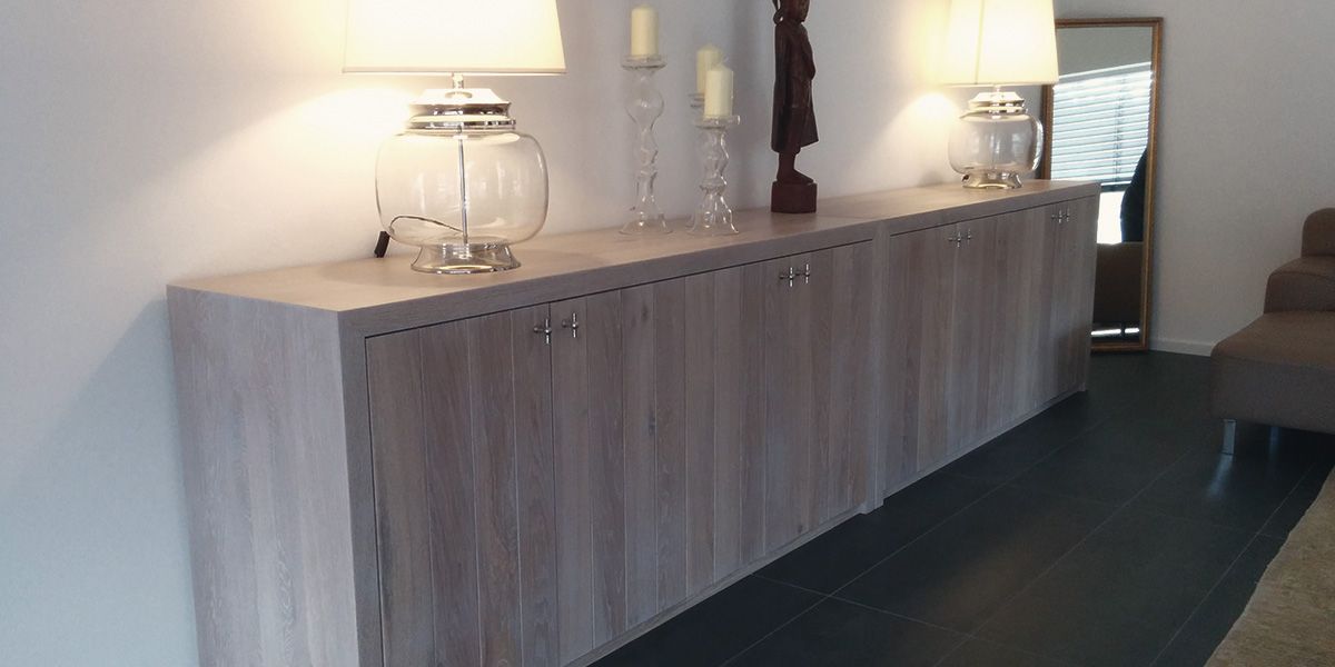 Weiß geöltes Eichen-Sideboard mit Türen und Metallgriffen, klassisch dekoriert im Wohnzimmer