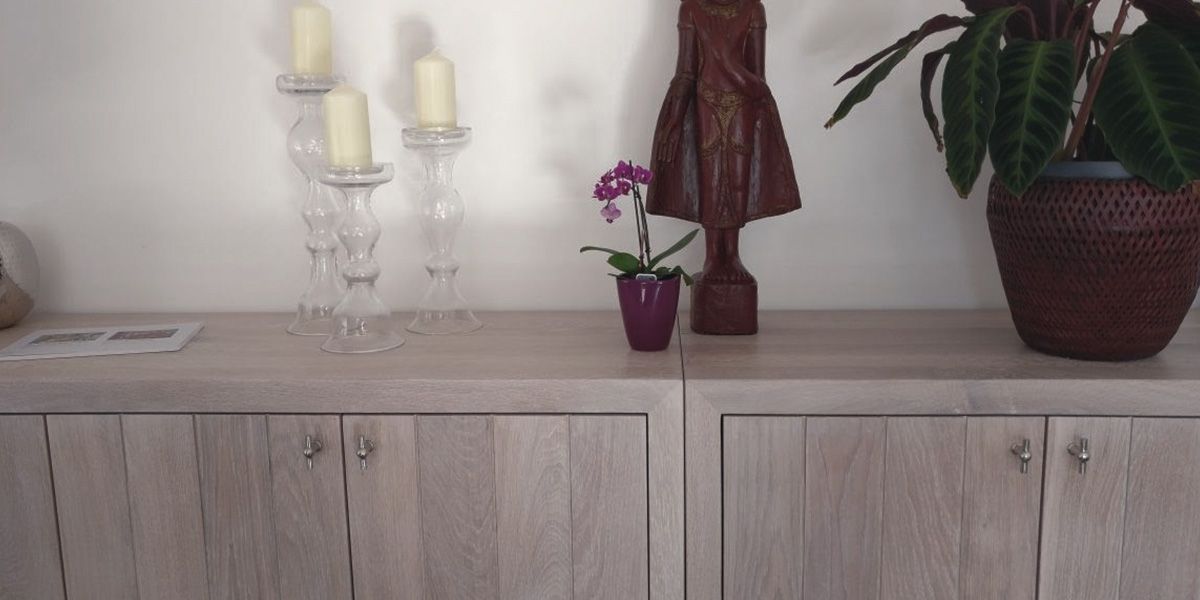 Sideboard aus weiß geölter Eiche mit Metallgriffen, dekoriert mit Kerzen und Orchidee