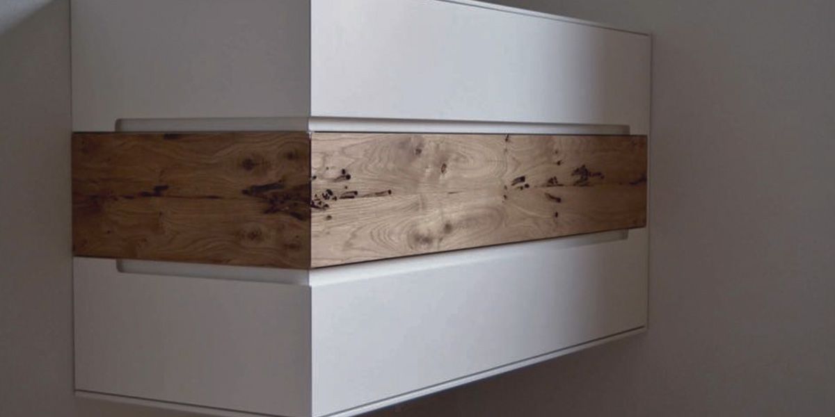 Wandhängendes Sideboard mit weißer Lackfront und Griffleiste aus venezianischer Bohrmuscheleiche