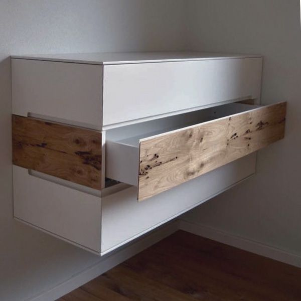 Wandhängendes Sideboard mit weißer Lackfront und geöffneter Schublade aus Bohrmuscheleiche