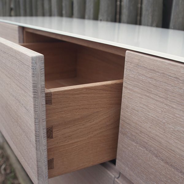 Detailaufnahme einer Schublade mit sichtbarer Schwalbenschwanzverbindung als Zeichen handwerklicher Qualität