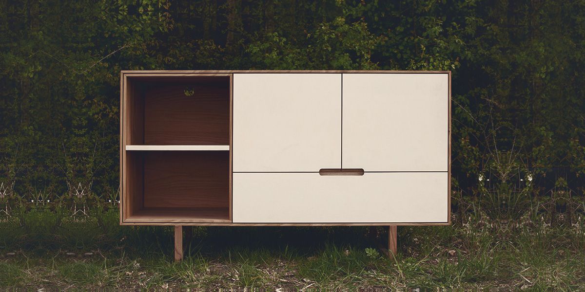 Sideboard mit Holzrahmen, offenem Fach und weißen Türen mit eingefrästem Griff, Frontalansicht