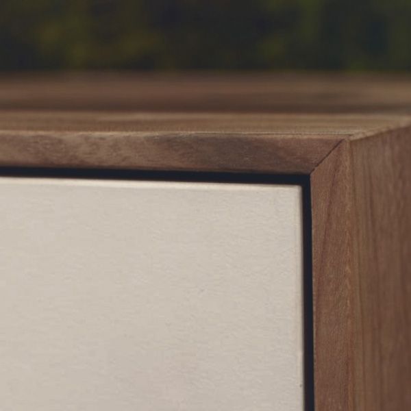 Nahaufnahme der Eckverbindung eines Massivholzrahmens mit weißer Sideboard-Front
