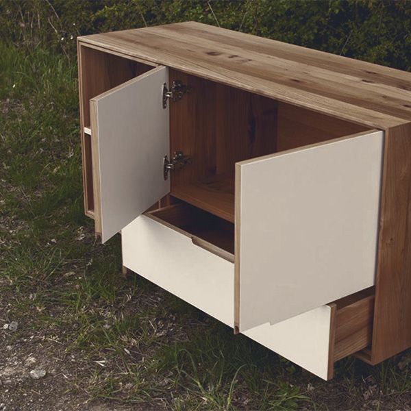 Sideboard aus Massivholz mit geöffneten weißen Türen und Blick auf Innenraum und Schublade