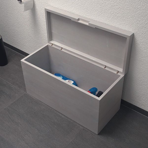 Grau lackierte Stauraumbox mit Klappdeckel im Badezimmer, gefüllt mit Reinigungsutensilien