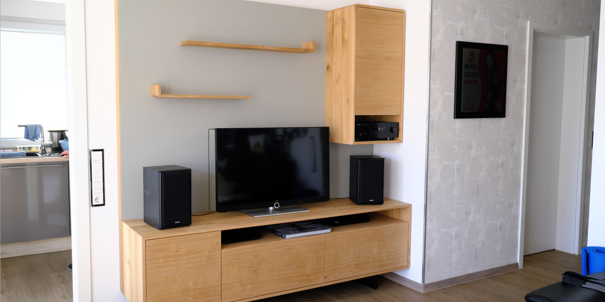 TV-Sideboard aus Eiche massiv mit Hängeschrank in offenem Wohnraum mit Küchenblick